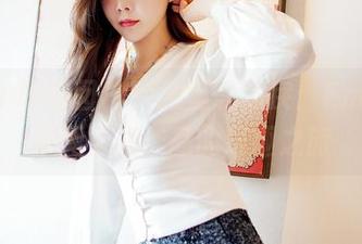 Feilin嗲囡囡 - 校服里的乖戾：Emily尹菲无圣光作品的逗趣之旅