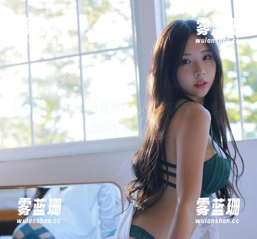 美图中的Habin夏彬(하빈)，有种让人想坏坏的御姐调皮味。