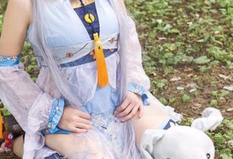 TouTiao头条女神 - 这最新图册，娜依灵儿的温柔，好像能把烦恼通通化掉。