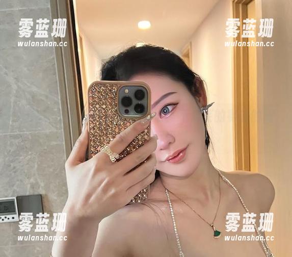 不爱笑的赛琳 微密圈 - 我在图片中找剧情,不爱笑的赛琳的眼神真是千言万语啊。