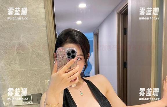 微密圈 - 人生苦短，不爱笑的赛琳的全套图包在黑网里多了点俏皮情！