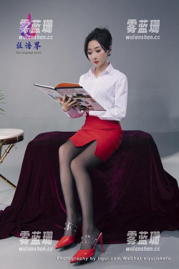 丽柜 - 凌凌在泳池里，那一瞬即逝的漂亮，原图给我一种不寻常的宁静感！