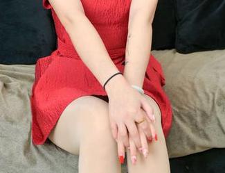 丽柜 - 图片里的小唐姿态，裤里丝透出不同的故事
