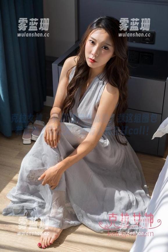 克拉女神-钟淇 克拉女神 - 钟淇的户外私拍:我这组图包有草地,有蓝天,还有小鸟在打call!