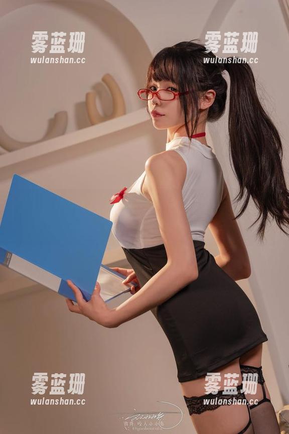 咬一口兔娘的免费写真，老板的秘密小角落，你懂的！