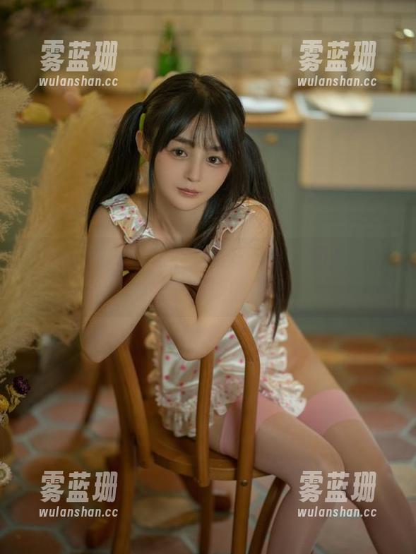 失眠小宁 失眠小宁的草莓少女写真合集,图片里满是欲罢不能的诱惑