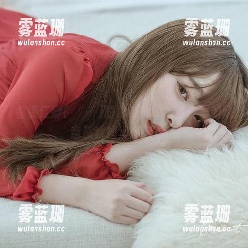 看姜仁卿(강인경)的棉袜cos，图片里的随意感犹如漫步云端。