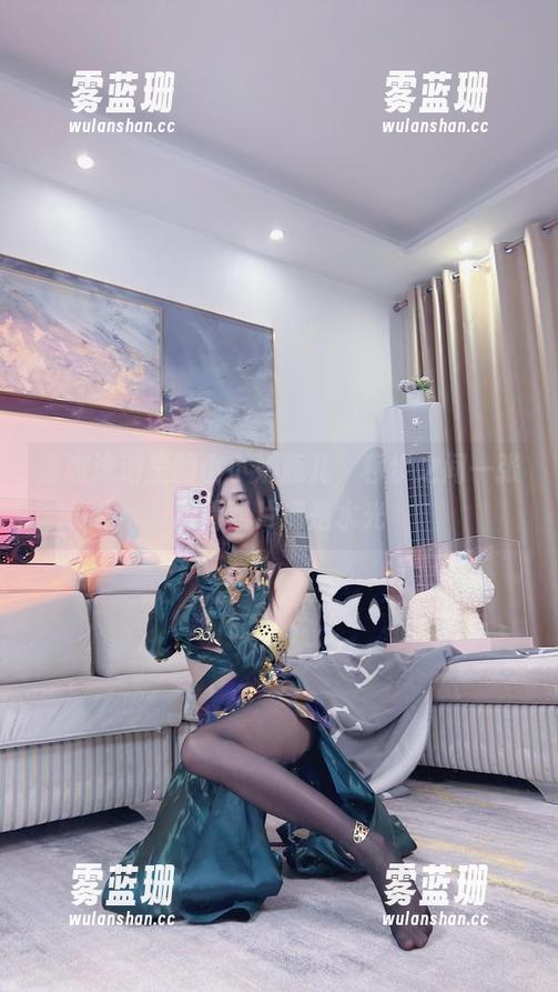 清澈泳池里的小小奶瓶儿，移步之间一张高清照片满是水光