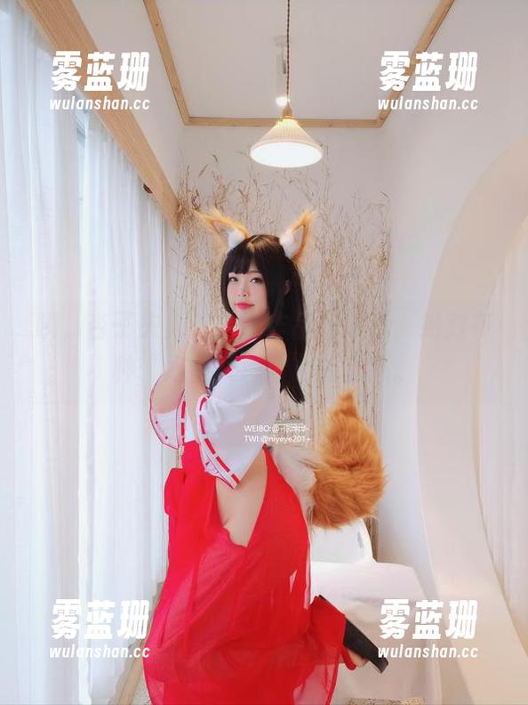 咦，杏子夫人这全套作品的泳装，绝对有种“好像又想看”的诱惑。