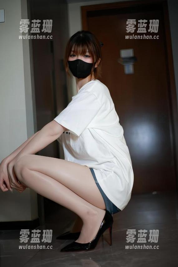 白龙猫女 微密圈 - 你没听错,白龙猫女的私拍里全是复古无弹力咖啡色丝,这组合,太让人小鹿乱撞了!
