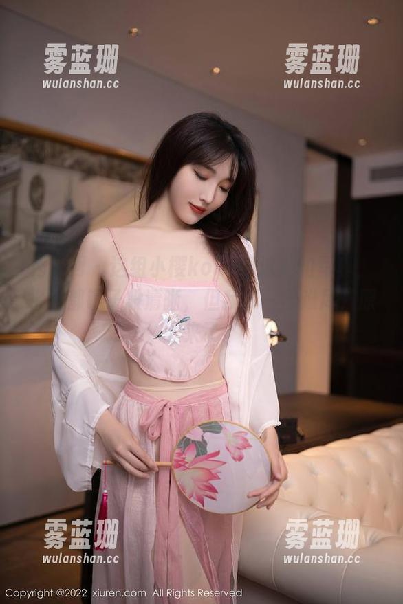 秀人网 - 这组小樱koko在泳池的写真，水面都镜子般清晰，但我却一言难尽，原图来了。