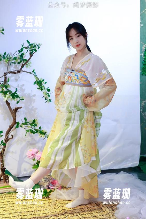 绮梦摄影 - 子涵的水手服图包，透露着一种稚气和成熟的微妙平衡，有点小迷人？