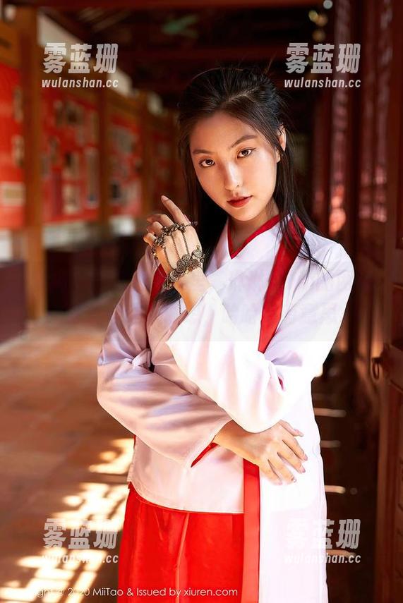蜜桃社 - 私拍合集里，琳琳ailin的网袜：分分钟让人联想，哈哈，有意思。
