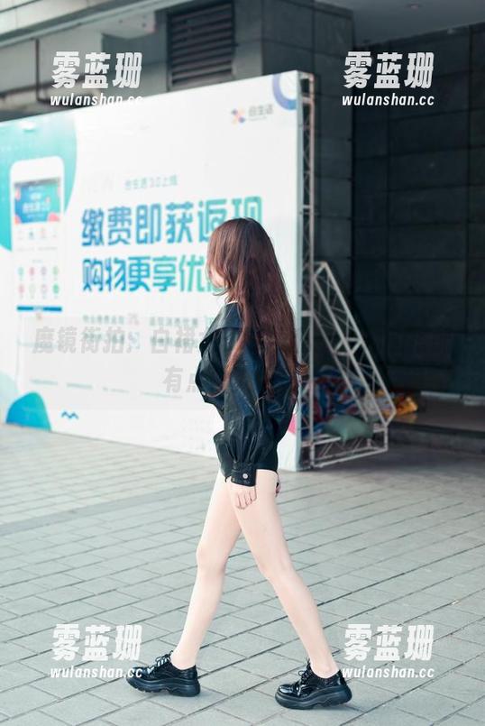 魔镜街拍 魔镜街拍:白裙女子在线私护,她的搭配有点让人好奇。